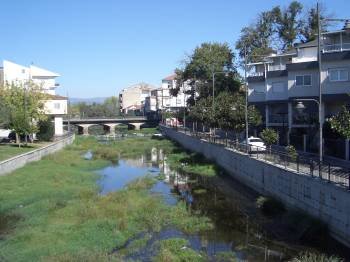 El río Támega, a su paso por el casco urbano de Verín. Muchas construcciones están en el cauce. (Foto: MARCOS ATRIO)