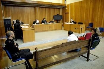 La Audiencia Provincial de A Coruña ha acogido esta mañana el juicio contra un vecino de Betanzos acusado de violar y agredir a su madre en octubre de 2010 y para el cual el fiscal pide 13 años de prisión. (Foto: EFE)