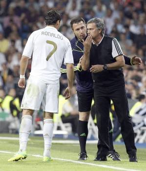 Mourinho da instrucciones a Ronaldo en el partido. (Foto: J.C. HIDALGO)