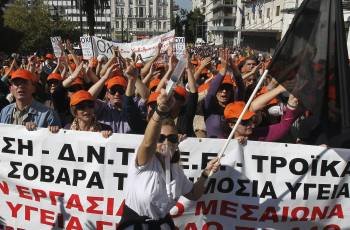 Miles de griegos se manifiestan frente al Parlamento durante la segunda de la huelga general de 48 horas convocada por los sindicatos en protesta contra las nuevas medidas de austeridad  (Foto: EFE)