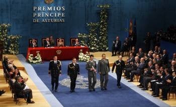 Vista general de la presidencia del acto tras la entrega del premio Príncipe de Asturias a la Concordia a los héroes de Fukushima. (Foto: J.L.CEREIJIDO)
