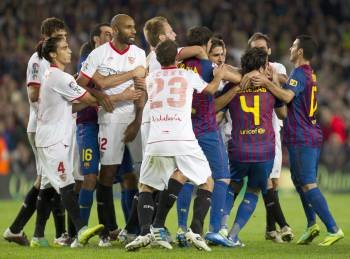 Los jugadores de Barcelona y Sevilla, en plena tangana. (Foto: A. GARCÍA)