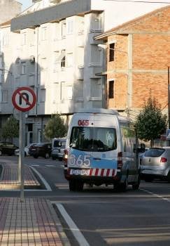 Un microbús deja a personas dependientes en Verín. (Foto: MARCOS ATRIO)
