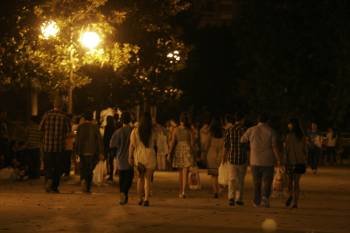 Un grupo de jóvenes caminando el pasado 29 de septiembre hacia la Alameda de Ourense, en donde dieron rienda suelta a la fiesta del alcohol. (Foto: XESÚS FARIÑAS)