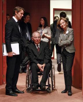 Elena Salgado, con el ministro alemán de Economía (en el centro) y el ministro francés del Presupuesto.  (Foto: OLIVIER HOSLET)