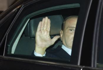 Silvio Berlusconi a la salida del Palacio Grazioli, su residencia particular. (Foto: Alessandro di Meo)