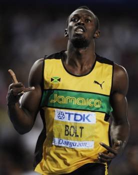 Usain Bolt celebra la victoria en una carrera de 200 lisos. (Foto: F. ROBICHON)