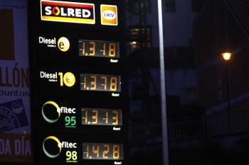 Un panel indicador de una gasolinera de Ourense muestra el mayor precio del diésel que el de gasolina. (Foto: XESUS FARIÑAS)