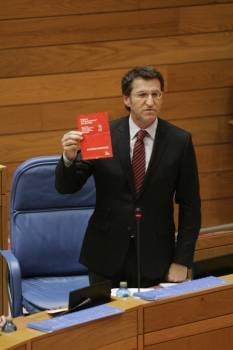 Feijóo muestra un pasquín electoral del PSOE que auguraba recortes sanitarios en Galicia. (Foto: VICENTE PERNÍA)