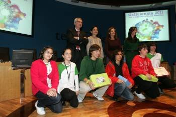 Los alumnos ganadores de Galiciencia, junto a los organizadores del certamen.  (Foto: MARCOS ATRIO)