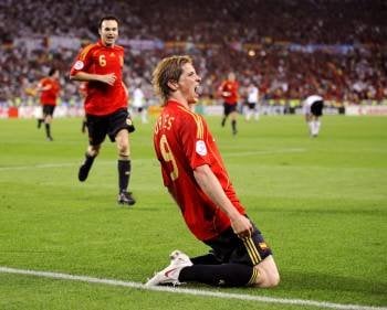 Fernando Torres celebra el gol marcado a Alemania en la final de la Eurocopa 2008.
