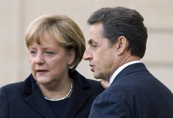 Angela Merkel y Nicolas Sarkozy tras la reunión que mantuvieron en París. (Foto: IAN LANGDON)
