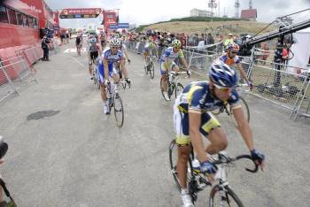 Varios ciclistas, en la meta de Manzaneda.  (Foto: LUIS BLANCO)