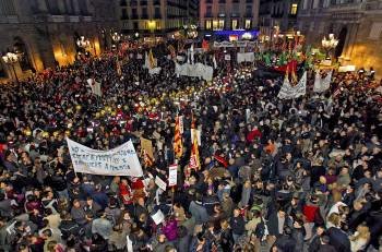 Miles de funcionarios catalanes salen a la calle para expresar su rechazo al recorte de salarios propuesto por la Generalitat, en una concentración ante el Palau de la Generalitat.
