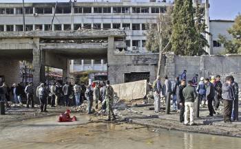Fotografía de archivo facilitada hoy, jueves 23 de diciembre de 2011, por la agencia de noticias estatal siria SANA que muestra los daños materiales ocasionados en el edificio del Departamento de Inteligencia General (Foto: EFE)