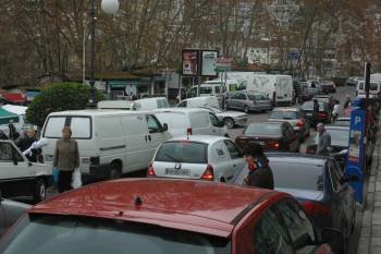 Aglomeración de tráfico en la mañana de ayer, en las inmediaciones de la Plaza de Abastos de la ciudad de Ourense. (Foto: JOSÉ PAZ)