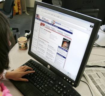 Una mujer realiza una consulta en internet.