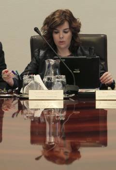La vicepresidenta del Gobierno, Soraya Sáenz de Santamaría, ha presidido esta mañana en el Palacio de la Moncloa la primera reunión de la nueva Comisión de Subsecretarios.  (Foto: EFE)