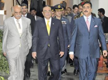 El l primer ministro paquistaní, Yusuf Razá Guilani (d), a su llegada a la sede del Tribunal Supremo de Pakistán en Islamabad junto al presidente paquistaní, Asif Alí Zardari (c), y al ministro de Asuntos Religiosos, Jurshid Shah.