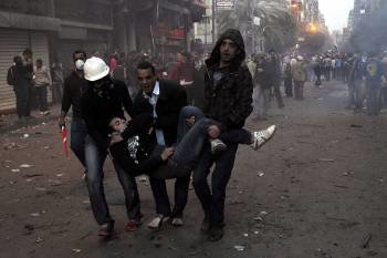 Tres manifestantes trasladan a un compañero herido durante la jornada de protestas en El Cairo. (Foto: MOHAMED OMAR)