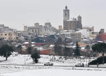 Aspecto que ofrecía Llagostera (Girona) ayer por la mañana tras la nevada. (Foto: R. TOWNSEND)