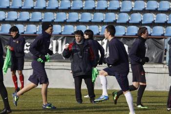 Luisito, ayer con sus futbolistas, durante el entrenamiento del CD Ourense en el campo de O Couto. (Foto: X. FARIÑAS)