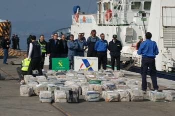 Los 93 fardos que transportaba el pesquero fueron pesados y su contenido analizado una vez en tierra. (Foto: VICENTE ALONSO)
