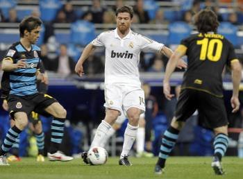 Xabi Alonso conduce el balón durante el partido que contra el Espanyol (Foto: EFE)