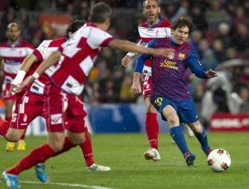 Leo Messi, el pasado martes rodeado de defensores del Granada. (Foto: A. GARCÍA)
