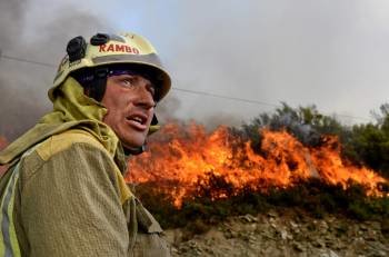  Un brigadista afronta el fuego donde hoy ha fallecido el brigadista Higinio Vivas López cuando participaba en la extinción de un incendio forestal en la localidad de Fuente Fría, en el municipio de Castrelo do Val. (Foto: EFE)