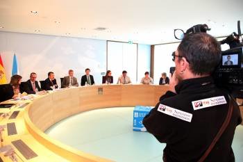 Un cámara graba la reunión del Consello de la Xunta. (Foto: VICENTE PERNÍA)