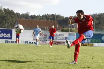 Sergio Martínez golpea el balón en uno de los partidos disputadoslejos del estadio de O Couto.