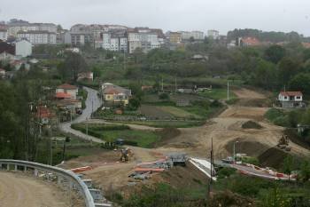 Las obras de acceso a la autovía a través de la carretera de Mourillós, en Celanova. (Foto: MARCOS ATRIO)
