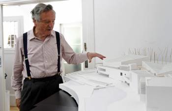 El arquitecto Rafael Moneo, en su domicilio madrileño, junto a una de sus maquetas. (Foto: CHEMA MOYA)