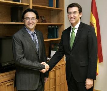 El presidente de la Xunta de Galicia, Alberto Núñez Feijoo (d), saluda al consejero delegado de PEMEX en España, José Manuel Carrera Panizzo (Foto: EFE)