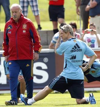 El seleccionador español, ayer junto al delantero del Chelsea Fernando Torres. (Foto: J.C. CÁRDENAS)