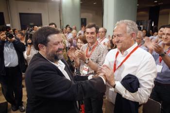 Francisco Caamaño es felicitado por José Luis Mëndez Romeu tras la elección. (Foto: CABALAR)