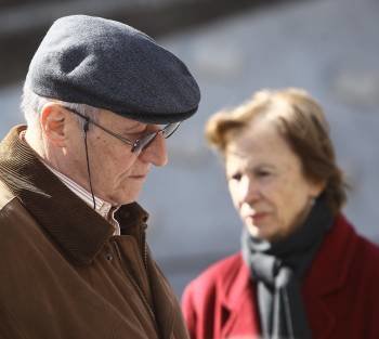 Una pareja de jubilados paseando por la calle. (Foto: EP)
