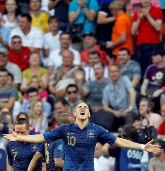 El jugador francés Karim Benzema celebra el 1-1 marcado por su compañero Samir Nasri. Foto: EFE/ROBERT GHEMENT