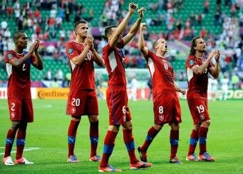 Los jugadores de la República Checa celebran la victoria por 2-1 ante Grecia tras disputar el partido. Foto:  EFE/BRIAN STEWART