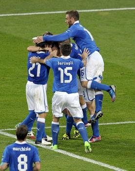 Jugadores italianos celebran el 1-0 contra Irlanda. Foto: EFE/FILIP SINGER