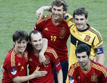Los internacionales españoles David Silva (i-d), Andrés Iniesta, Fernando Llorente, Iker Casillas y Raúl Albiol celebran su victoria en la final de la Eurocopa (Foto: EFE)