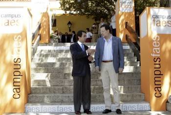Mariano Rajoy y José María Aznar. (Foto: BARRENECHEA)