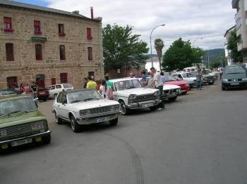 Algunos de los coches participantes en la Concentración de Clásicos, en la Praza da Estación de A Rúa.
