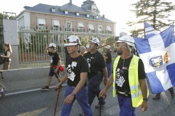 Un grupo de mineros pasa ante Moncloa. (Foto: ZIPI)