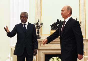 El presidente ruso Vladimir Putin recibió al mediador para Siria, Kofi Annan, en el Kremlin.  (Foto: Y. KOCHETKOV)