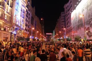 Multitud de personas en una de las principals calles de fiesta de Madrid.  (Foto: ARCHIVO)