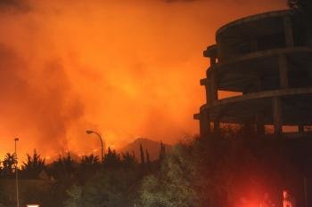 Continua sin control el fuego que afecta a cinco municipios de Málaga