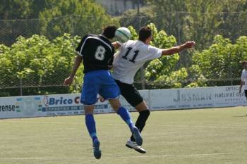 Dos jugadores pugnan por un balón en el partido entre el Ponte y el Gondomar. (Foto: JOSÉ PAZ)
