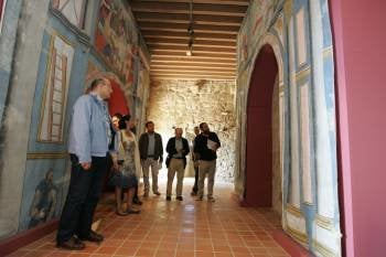 Miembros del comité de expertos examinan el interior del castillo de Monterrei. (Foto: XESÚS FARIÑAS)